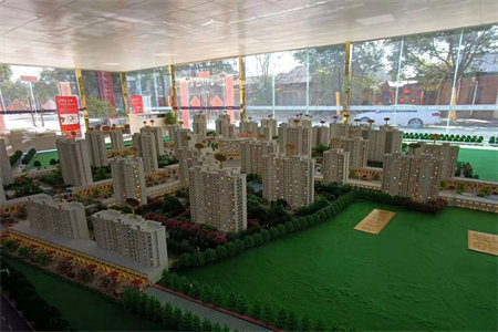 华商高峰公园旁，金域翡翠豪装大四室，奶油风拎包入住